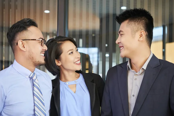 Lächelnde Asiatische Geschäftsleute Die Ihren Erfolgreichen Kollegen Mit Bewunderung Betrachten — Stockfoto