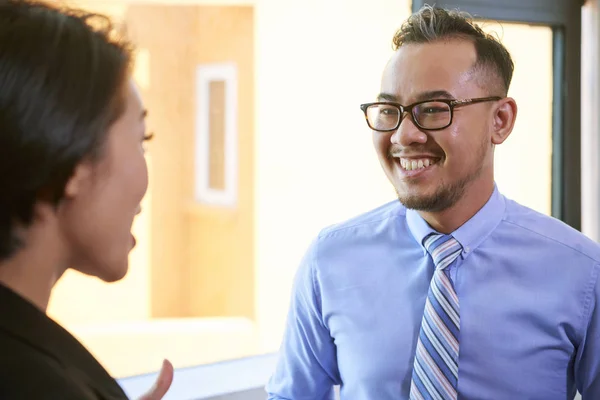 Sonriente Feliz Asiático Ejecutivo Negocios Gafas Hablando Con Una Compañera —  Fotos de Stock