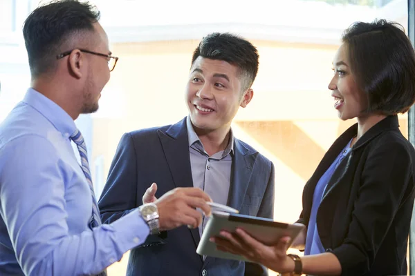 Exciting Business Team Discussing High Profits Previous Quarter — Stock Photo, Image