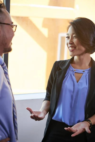 Positiv Ganska Vietnamesiska Affärskvinna Talar Till Medarbetare — Stockfoto