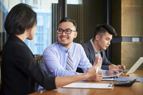 Smiling Asian Businessman Talking His Female Coworkers Company Development — Stock Photo, Image