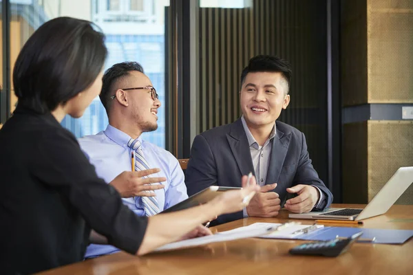 Equipe Negócios Vietnamita Positiva Discutindo Estratégia Desenvolvimento Reunião — Fotografia de Stock