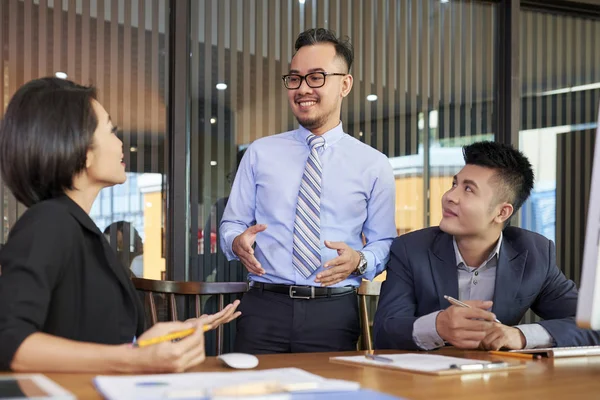 Positieve Aziatische Zakenman Praten Met Beleggers Tijdens Bijeenkomst Office — Stockfoto