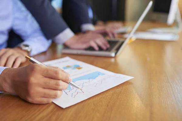 Projektledare Analysera Dokumentet Med Finansiella Data — Stockfoto