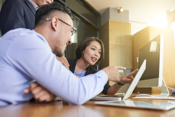 Gruppe Vietnamesischer Geschäftsleute Diskutiert Informationen Auf Dem Laptop Bildschirm Bei — Stockfoto