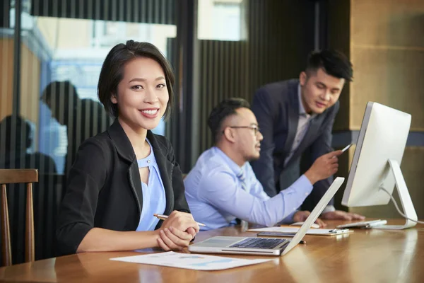 Ritratto Bella Donna Affari Asiatica Sorridente Che Lavora Ufficio Con — Foto Stock