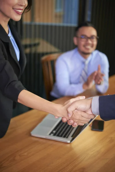 Sonriente Mujer Negocios Asiática Estrechando Mano Socio Negocios Masculino — Foto de Stock