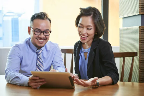 Zufriedene Asiatische Führungskräfte Beobachten Produktpräsentation Auf Tablet Computer — Stockfoto