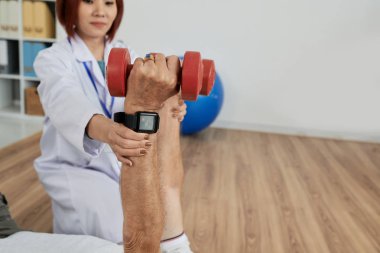 Komuta sizde hemşire kontrol altında dumbbells ile egzersiz