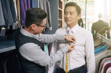 Olgun Vietnamlı onun atölyesinde ölçüm göğüs terzi