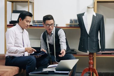 Profesyonel terzi ve ceket modeli tartışırken istemci