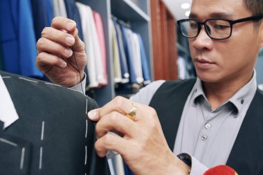 Bir kurtarıcı dikiş terzi yakın çekim görüntüsü