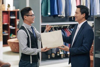 Mutlu müşteri alarak-kese kağıdı ile onun satın alma