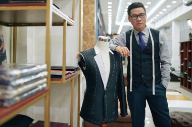 Profesyonel deneyimli terzi mankeni atelier stüdyosunda jack ile ayakta 