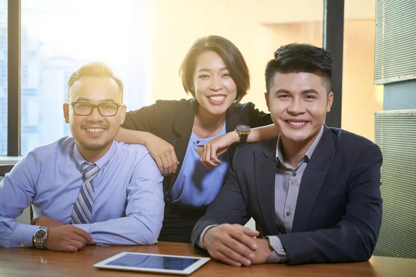 Glad Framgångsrikt Vietnamesiska Företagsteam Tre — Stockfoto