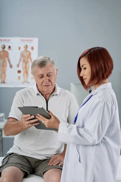 Doctor Discussing Progress Recovery Senior Patient — Stock Photo, Image