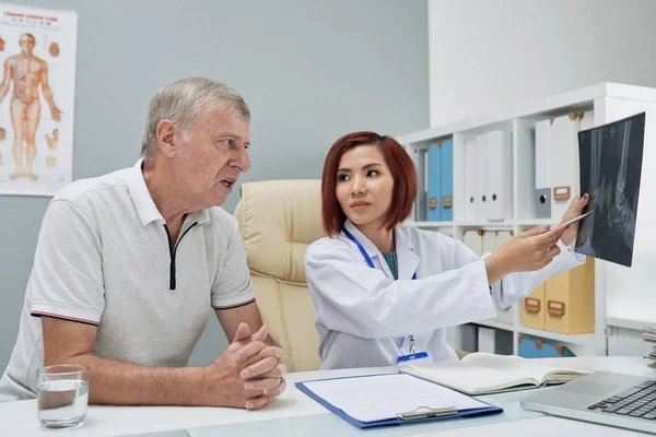 Joven Doctora Vietnamita Mostrando Radiografía Con Hueso Roto Paciente Anciano — Foto de Stock