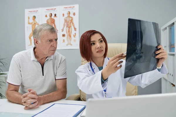 Doctor Showing Senior Patient Broken Leg Ray — Stock Photo, Image