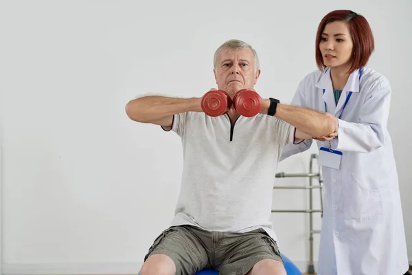 Aged Man Trying Hard Exercise Dumbbells Properly Control Physical Therapist — Stock Photo, Image