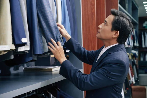Mogen Asiatisk Man Söker Perfekt Kostym Modebutik — Stockfoto
