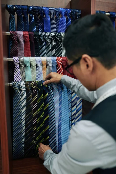 Assistente Loja Colocando Gravatas Rack Boutique Moda — Fotografia de Stock
