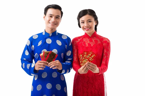 Retrato Casal Vietnamita Feliz Trajes Tradicionais Segurando Envelopes Dinheiro Sorte — Fotografia de Stock
