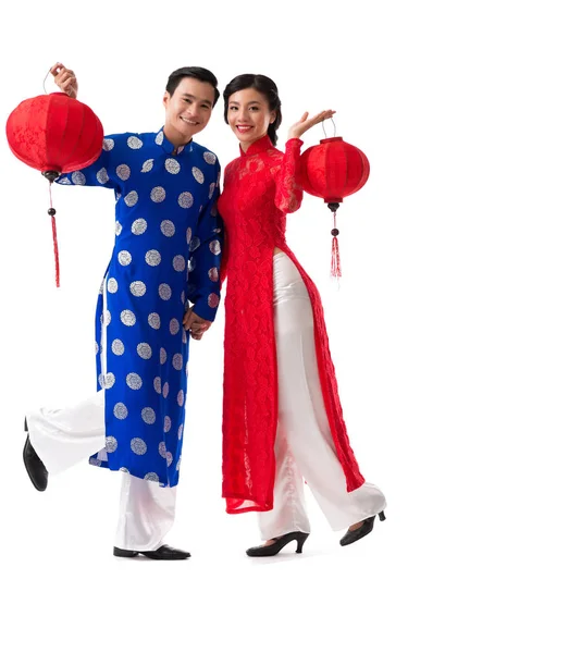 提灯と踊る伝統的なドレスを着て幸せな若いアジア カップル — ストック写真