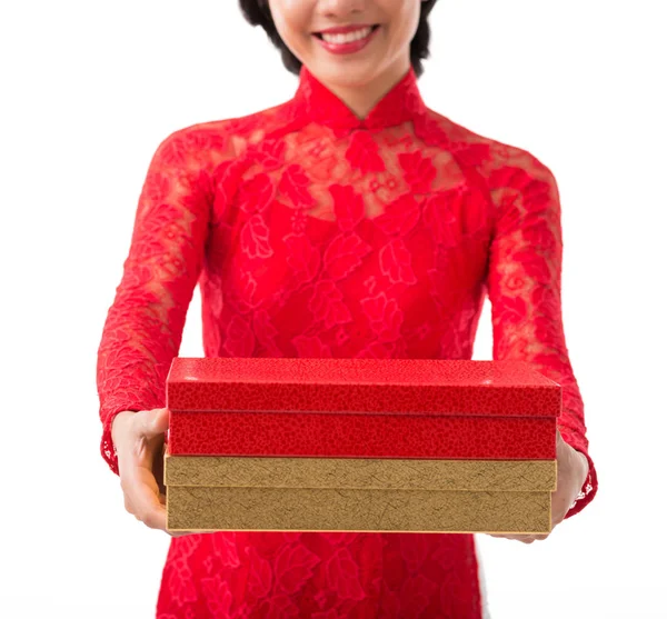 Rode Gouden Geschenkdozen Voor Tet Handen Van Lachende Jonge Vrouw — Stockfoto