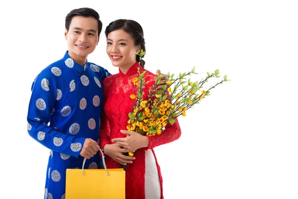 Retrato Pareja Vietnamita Positiva Con Ramas Albaricoque Floreciente Bolsa Papel — Foto de Stock