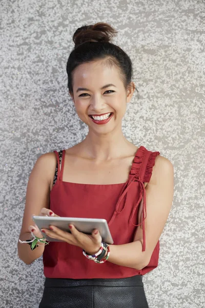 Retrato Mujer Bastante Feliz Asiática Pie Con Tableta Digital Sonriendo —  Fotos de Stock