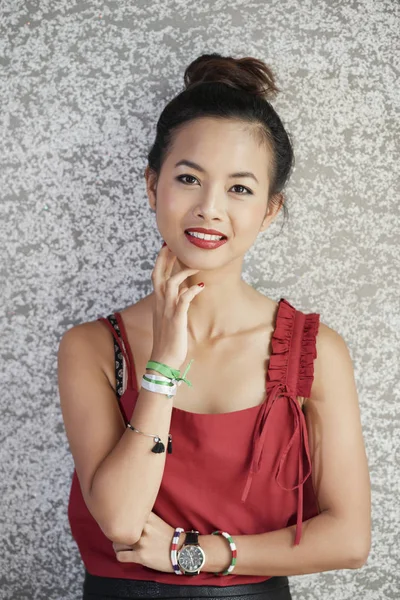 Porträt Einer Asiatischen Jungen Frau Wunderschöner Roter Bluse Die Die — Stockfoto