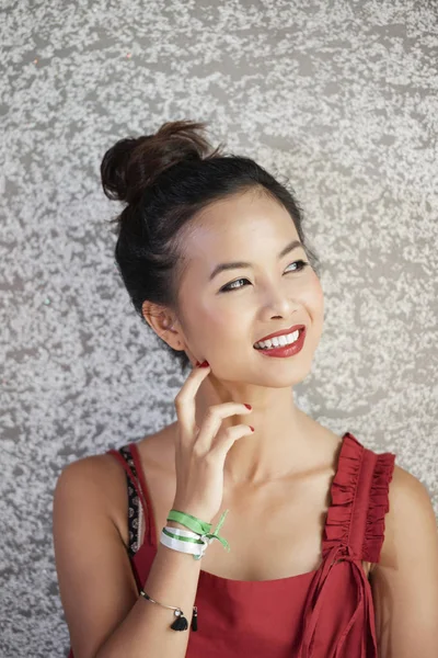 Νεαρά Ασιατικές Γυναίκα Χαμογελώντας Σκεπτικός Ματιά Και Αναζητούν Μακριά Γκρι — Φωτογραφία Αρχείου