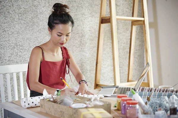Young Woman Sitting Table Making Handmade Present Concentrated Drawing — Stock Photo, Image