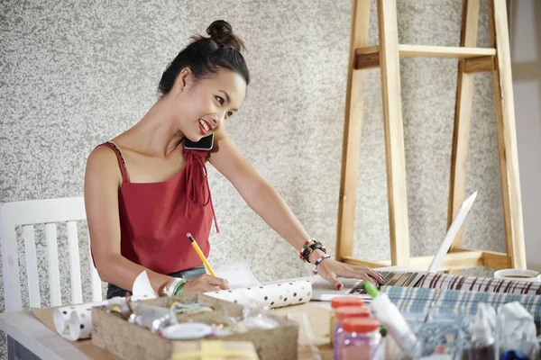 Mujer Asiática Diseñadora Trabajando Mesa Con Papeles Regalo Portátil Hablando —  Fotos de Stock