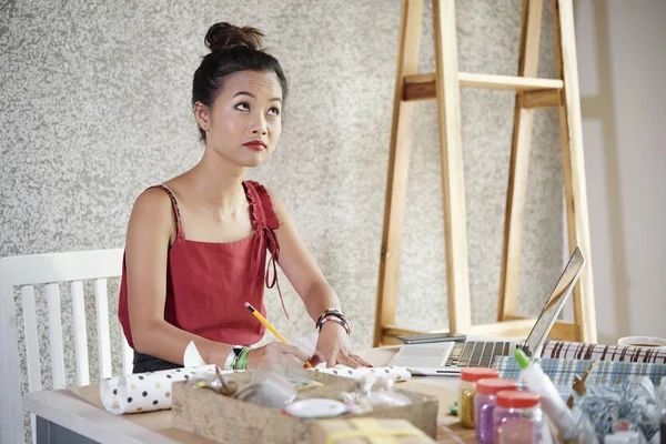 Junge Asiatische Frau Sitzt Tisch Und Schreibt Auf Papiere — Stockfoto