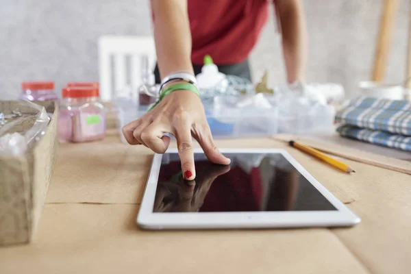 Primer Plano Pantalla Táctil Femenina Tableta Mesa Mientras Trabaja Taller — Foto de Stock