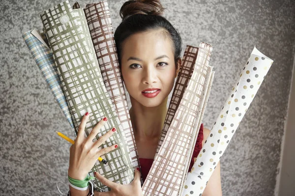 Strzał Studio Azjatycka Młoda Kobieta Trzyma Rolek Papieru Pakowania Prezentów — Zdjęcie stockowe
