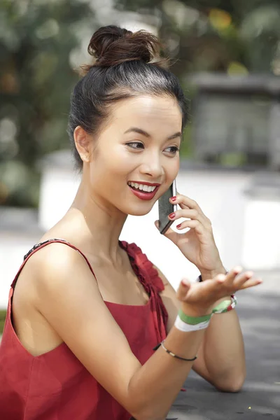 Usmívající Asijské Dívky Ukázal Při Rozhovoru Její Mobilní Telefon Venku — Stock fotografie