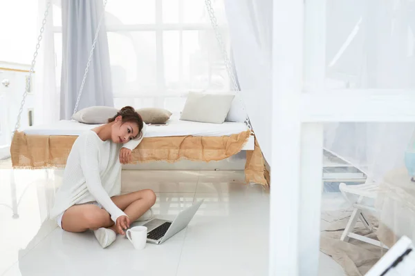 Hübsche Vietnamesische Frau Sitzt Auf Dem Boden Trinkt Kaffee Und — Stockfoto