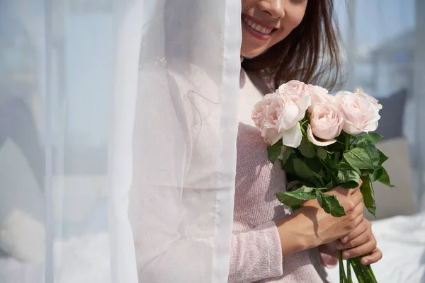 微笑的年轻妇女与新鲜的玫瑰花束的裁剪的图片 — 图库照片