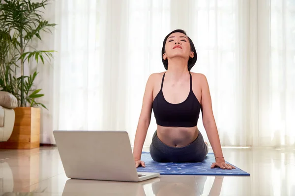 Güzel Asyalı Kadın Evde Odada Dizüstü Eğitim Videolarını Izlerken Yoga — Stok fotoğraf