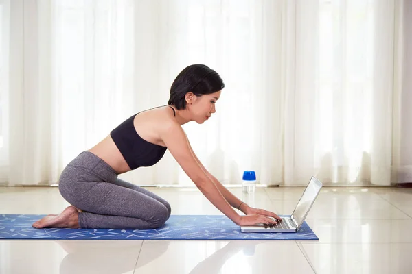 Apto Menina Asiática Sportswear Sentado Tapete Exercício Assistindo Treinamento Line — Fotografia de Stock