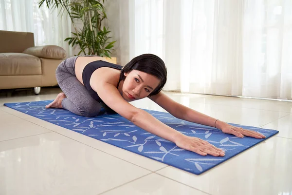 Asiática Flexible Mujer Sentado Yoga Mat Estirando Sus Manos Por — Foto de Stock