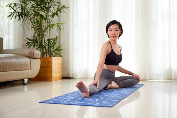 Fitness Egzersiz Egzersiz Mat Evde Oturma Odasında Asya Ince Kadın — Stok fotoğraf