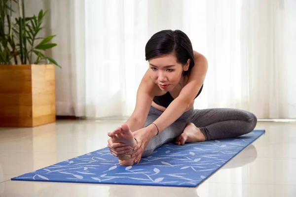 Asiática Ativa Fitness Mulher Esticando Perna Tapete Exercício Chão Casa — Fotografia de Stock