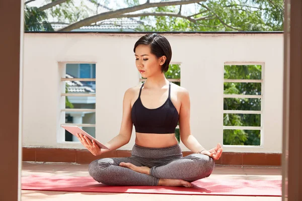 Junge Gesunde Frau Sitzt Auf Trainingsmatte Lotusposition Und Hält Digitales — Stockfoto