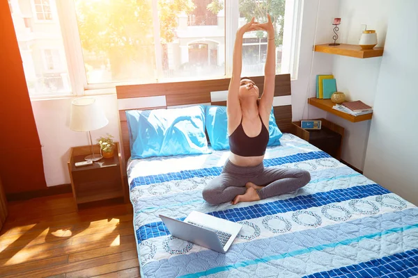 Joven Mujer Sana Sentada Cama Delante Computadora Portátil Estirando Las —  Fotos de Stock