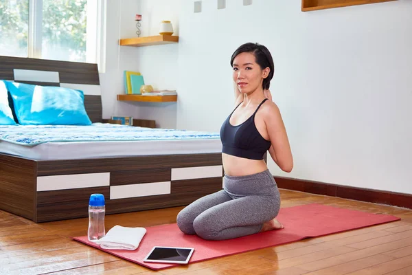 Egzersiz Mat Dijital Tablet Onun Tarafından Evde Yatak Odasında Yalan — Stok fotoğraf