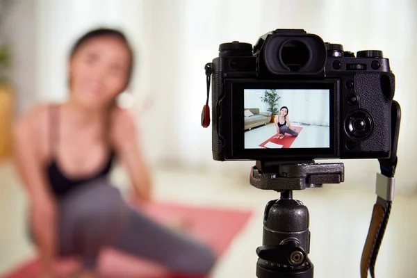 Mulher Bonita Usando Câmera Fotográfica Para Seu Blog Esportivo Ela — Fotografia de Stock