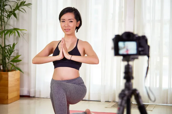 아시아 블로거 운동복 단원으로 카메라에 그녀의 훈련을 — 스톡 사진